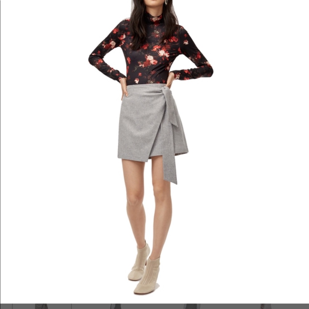 Wilfred Dorine wraps mini skirt- size 4. Great condition.